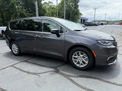 More photos of 2023 Chrysler Pacifica Touring L at Oakley Auto World, MO