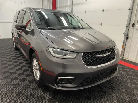 More photos of 2023 Chrysler Pacifica Touring L at Oakley Auto World, MO