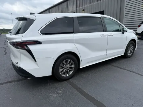 More photos of 2024 Toyota Sienna LE at Oakley Auto World, MO