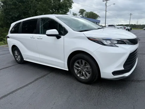 More photos of 2024 Toyota Sienna LE at Oakley Auto World, MO