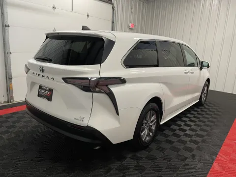 More photos of 2024 Toyota Sienna LE at Oakley Auto World, MO