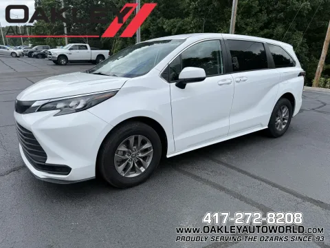 White 2024 Toyota Sienna LE for sale in Branson West, MO