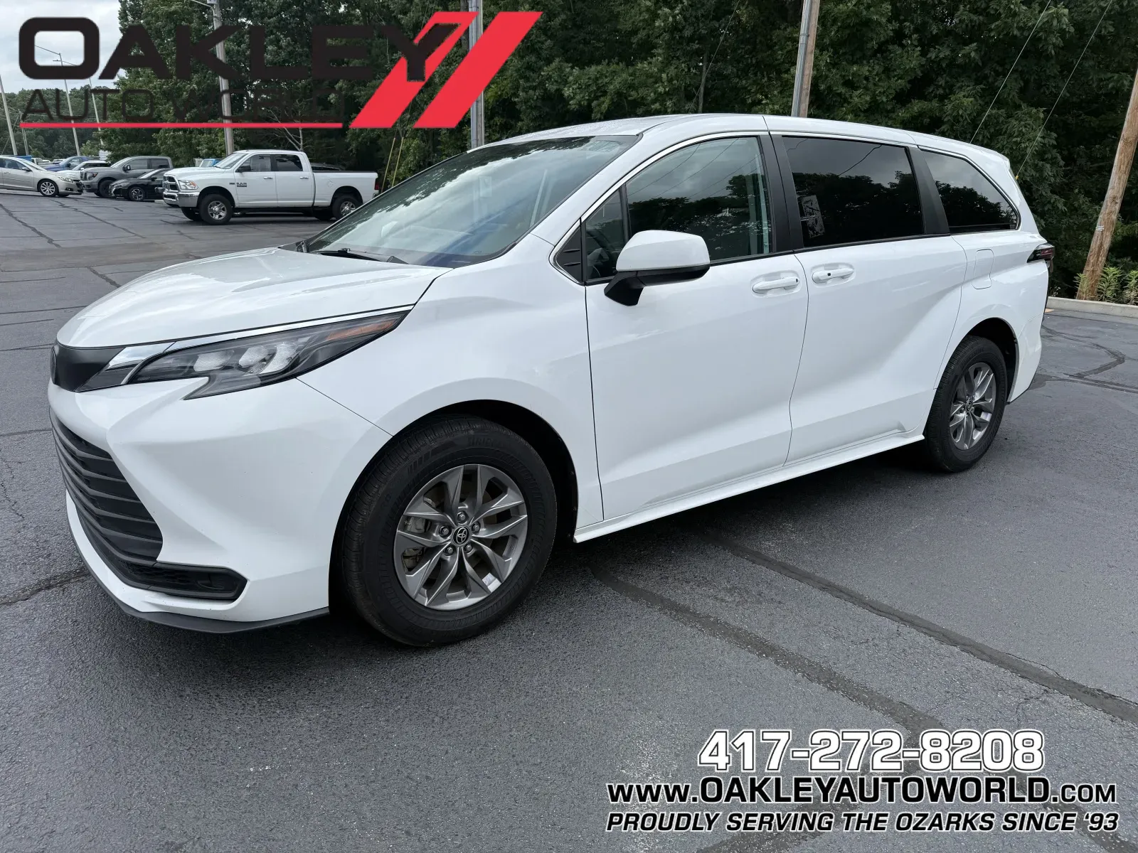 White 2024 Toyota Sienna LE for sale in Branson West, MO