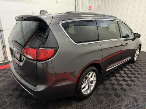More photos of 2017 Chrysler Pacifica Touring L at Oakley Auto World, MO