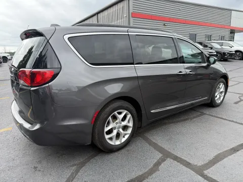 More photos of 2017 Chrysler Pacifica Touring L at Oakley Auto World, MO