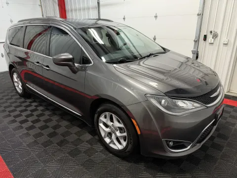 More photos of 2017 Chrysler Pacifica Touring L at Oakley Auto World, MO