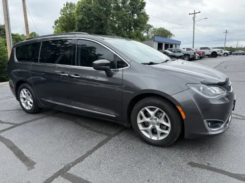 More photos of 2017 Chrysler Pacifica Touring L at Oakley Auto World, MO