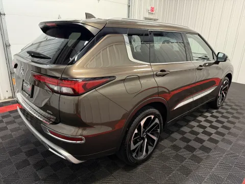 More photos of 2023 Mitsubishi Outlander SEL at Oakley Auto World, MO