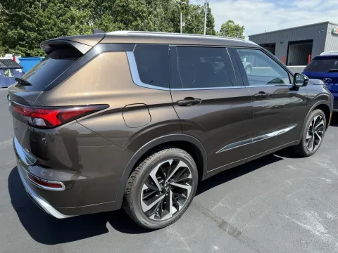 More photos of 2023 Mitsubishi Outlander SEL at Oakley Auto World, MO
