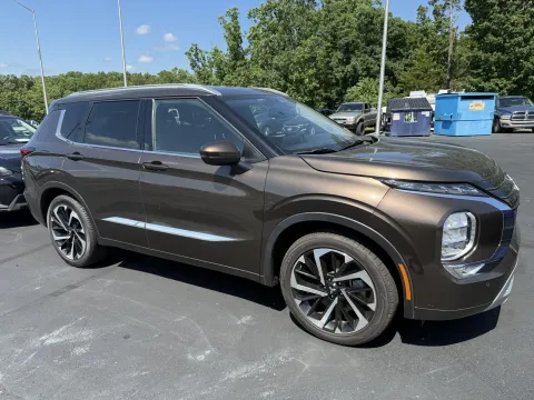 More photos of 2023 Mitsubishi Outlander SEL at Oakley Auto World, MO