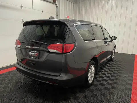 More photos of 2018 Chrysler Pacifica LX at Oakley Auto World, MO