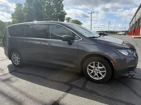 More photos of 2018 Chrysler Pacifica LX at Oakley Auto World, MO