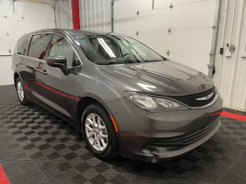 More photos of 2018 Chrysler Pacifica LX at Oakley Auto World, MO