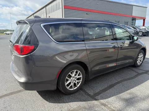 More photos of 2018 Chrysler Pacifica LX at Oakley Auto World, MO