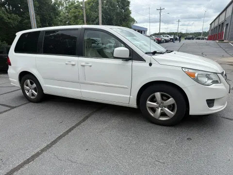 More photos of 2010 Volkswagen Routan SE at Oakley Auto World, MO