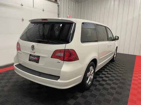 More photos of 2010 Volkswagen Routan SE at Oakley Auto World, MO