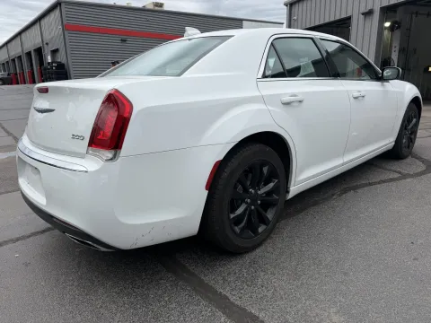 More photos of 2022 Chrysler 300 Touring at Oakley Auto World, MO
