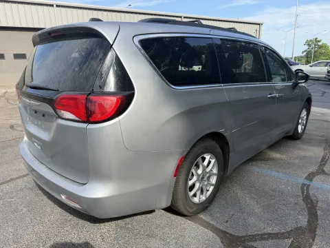 More photos of 2021 Chrysler Voyager LXI at Oakley Auto World, MO