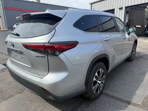More photos of 2023 Toyota Highlander Hybrid XLE at Oakley Auto World, MO