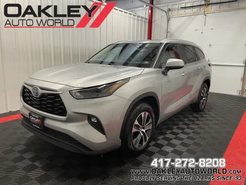 Silver 2023 Toyota Highlander Hybrid XLE for sale in Branson West, MO