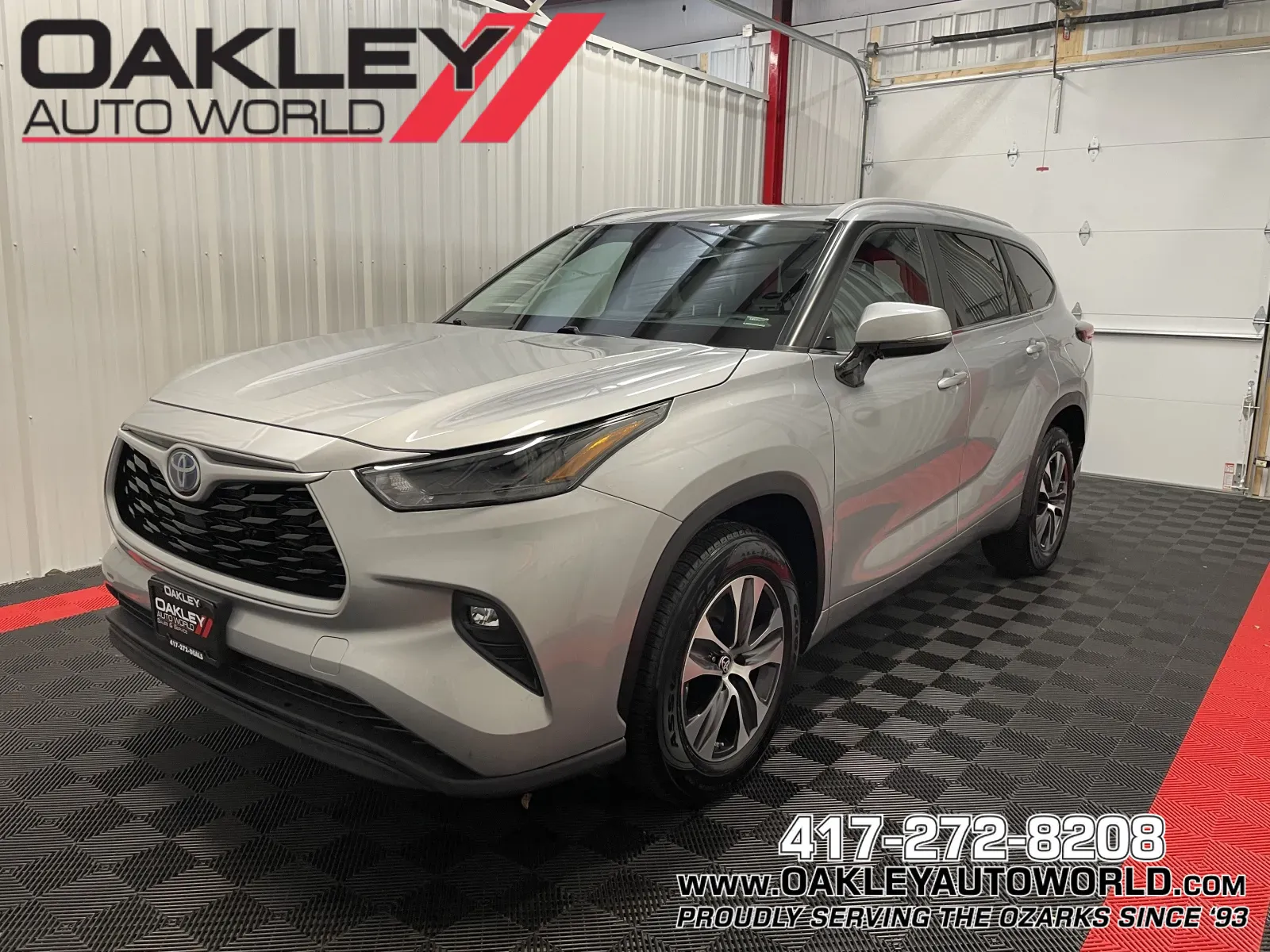 Silver 2023 Toyota Highlander Hybrid XLE for sale in Branson West, MO