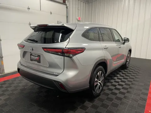 More photos of 2023 Toyota Highlander Hybrid XLE at Oakley Auto World, MO