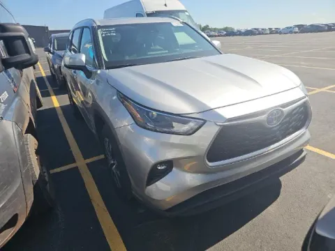 More photos of 2023 Toyota Highlander Hybrid XLE at Oakley Auto World, MO