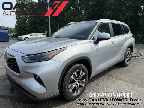 Silver 2023 Toyota Highlander Hybrid XLE for sale in Branson West, MO