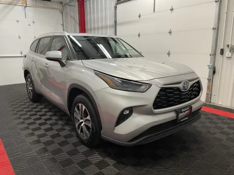 More photos of 2023 Toyota Highlander Hybrid XLE at Oakley Auto World, MO