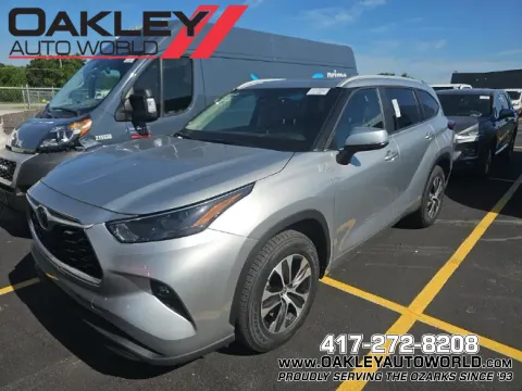 Silver 2023 Toyota Highlander Hybrid XLE for sale in Branson West, MO