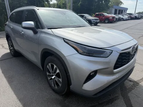 More photos of 2023 Toyota Highlander Hybrid XLE at Oakley Auto World, MO