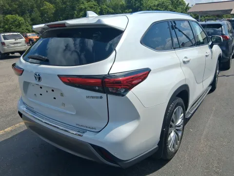 More photos of 2023 Toyota Highlander Hybrid Platinum at Oakley Auto World, MO