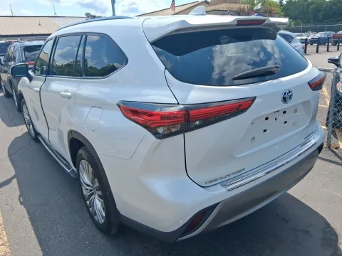 More photos of 2023 Toyota Highlander Hybrid Platinum at Oakley Auto World, MO