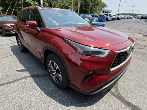 More photos of 2024 Toyota Highlander XLE at Oakley Auto World, MO