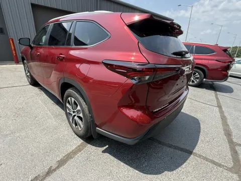 Photos of 2024 Toyota Highlander XLE for sale in Branson West, MO at Oakley Auto World