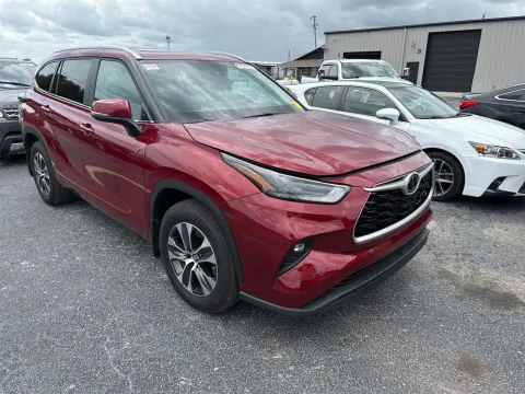 More photos of 2024 Toyota Highlander XLE at Oakley Auto World, MO