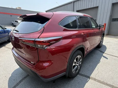 More photos of 2024 Toyota Highlander XLE at Oakley Auto World, MO