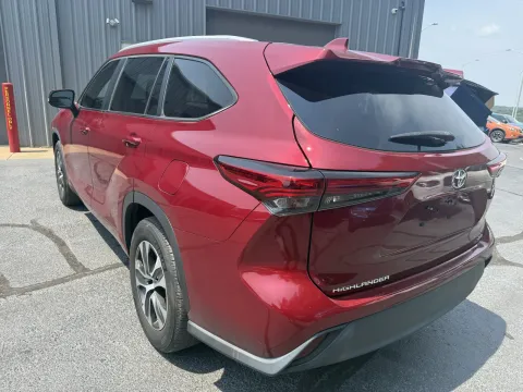 Photos of 2023 Toyota Highlander XLE for sale in Branson West, MO at Oakley Auto World