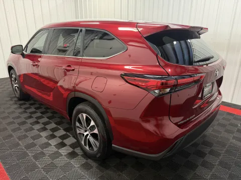 Photos of 2023 Toyota Highlander XLE for sale in Branson West, MO at Oakley Auto World