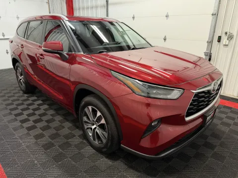 More photos of 2023 Toyota Highlander XLE at Oakley Auto World, MO