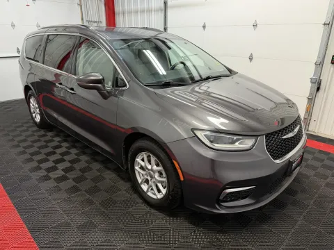 More photos of 2021 Chrysler Pacifica Touring L at Oakley Auto World, MO