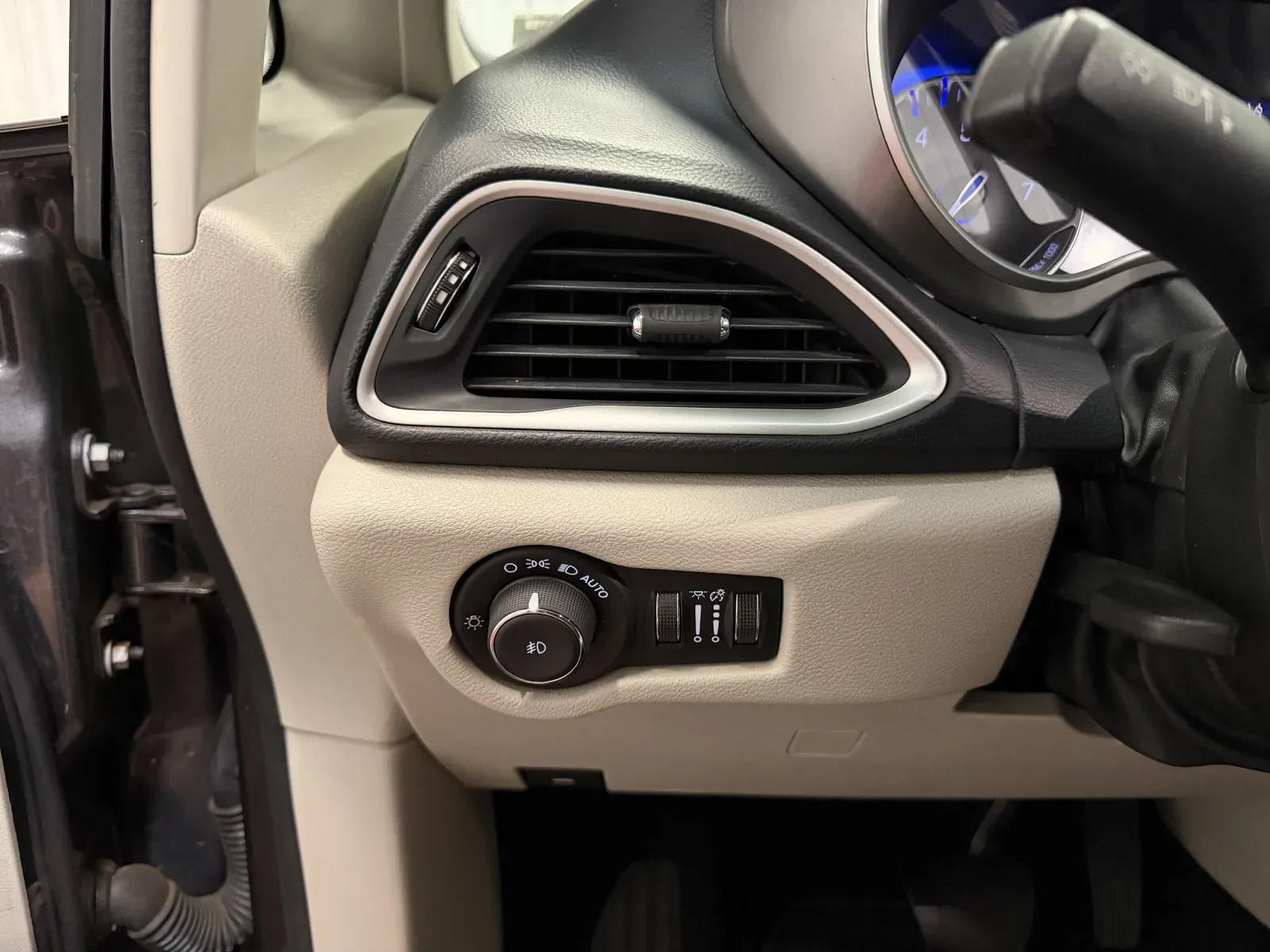 Chrysler Pacifica photo 24
