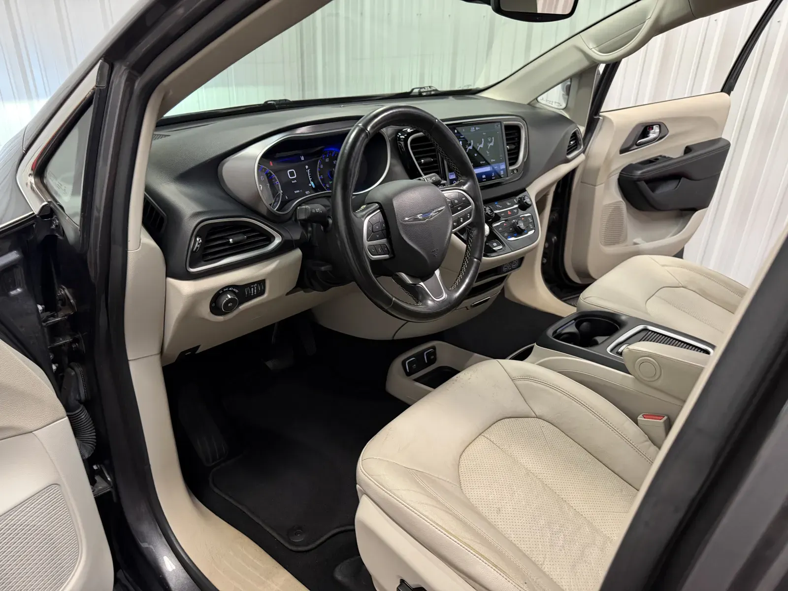 Chrysler Pacifica photo 37