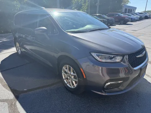 More photos of 2021 Chrysler Pacifica Touring L at Oakley Auto World, MO