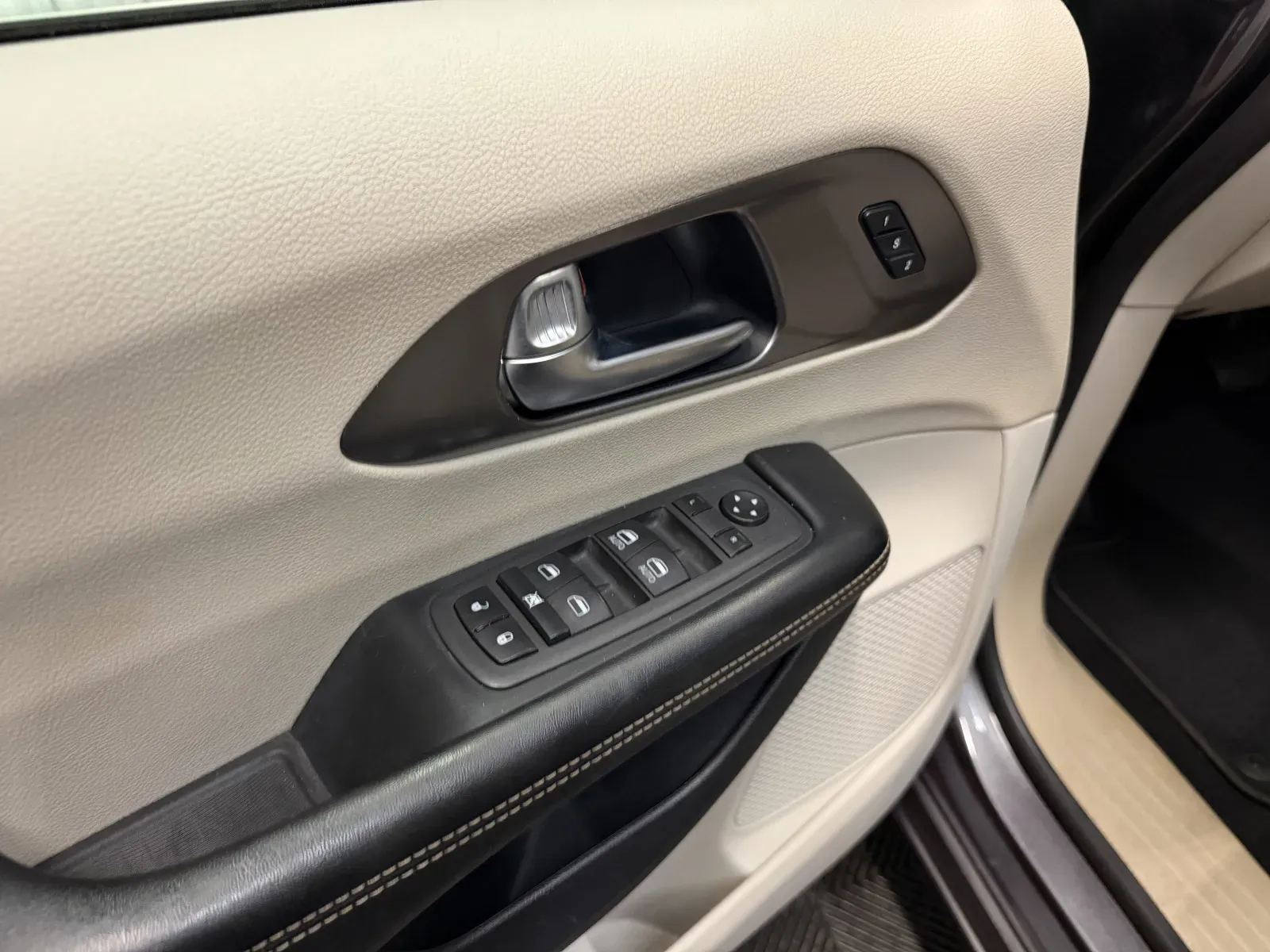 Chrysler Pacifica photo 26