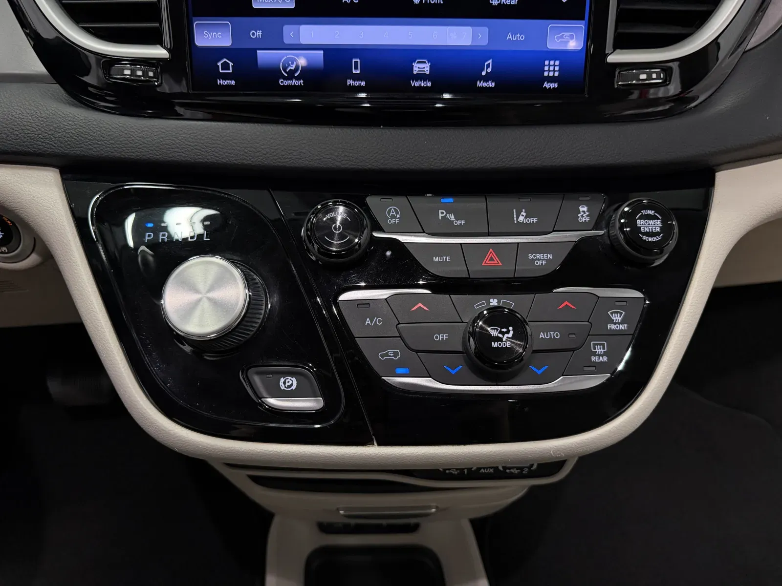 Chrysler Pacifica photo 32