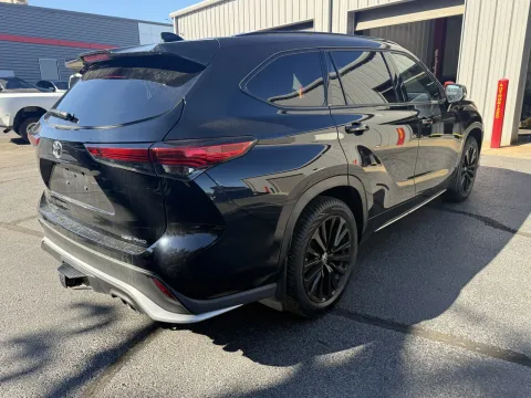 More photos of 2023 Toyota Highlander XSE at Oakley Auto World, MO