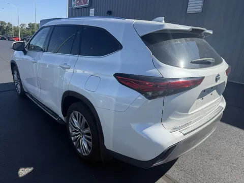 Photos of 2023 Toyota Highlander Hybrid Platinum for sale in Branson West, MO at Oakley Auto World
