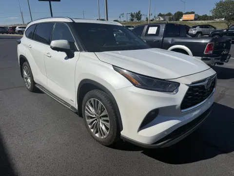 More photos of 2023 Toyota Highlander Hybrid Platinum at Oakley Auto World, MO