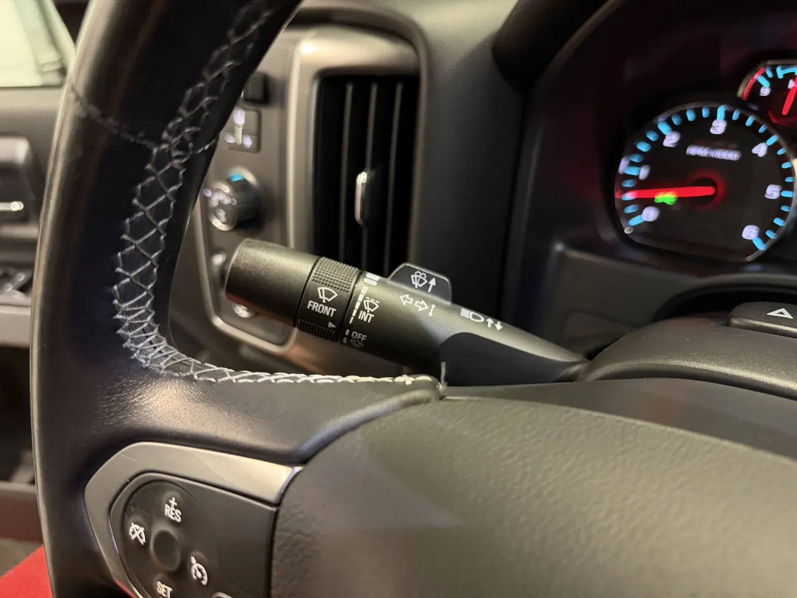 Chevrolet Silverado photo 24